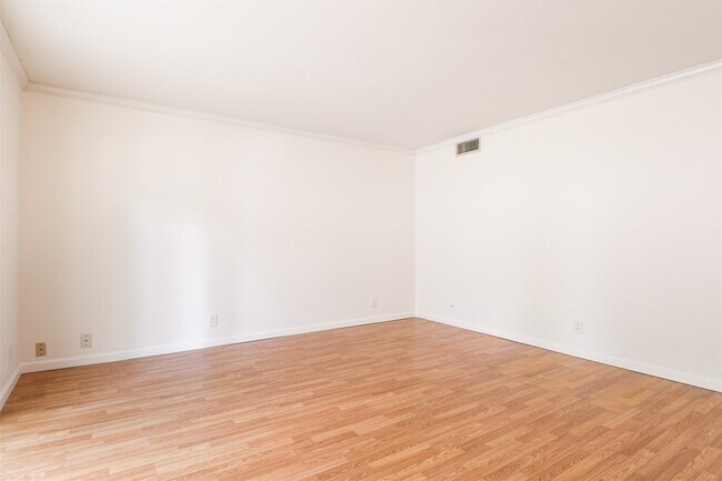6332 Chevy Chase Dr Unit 16
