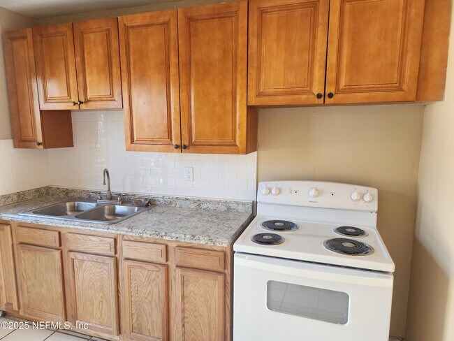 Photo - 1235 W 5th St
