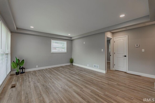 Photo - 2054 Conlin Ave