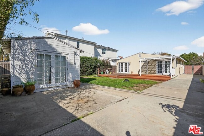 Photo - 4055 Moore St