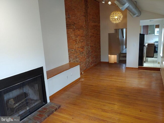 Building Photo - 426 Dickinson St Unit 2