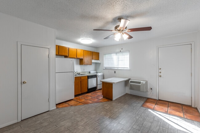 1BR, 1BA - 550SF - Kitchen