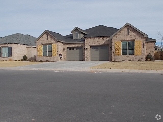 Building Photo - "Charming 3-Bedroom Duplex with 2 Full Bat... Rental