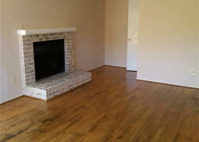 Sala de estar - 5504 Columbia Ave