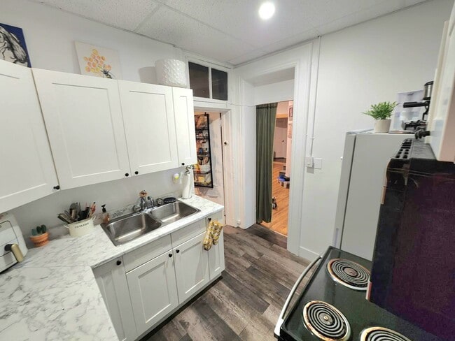 Building Photo - 3-Bedroom 2 Bathroom Apartment for Rent –  Available December 1st! Unit 2