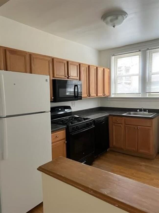 Building Photo - 2242 W Farwell Ave
