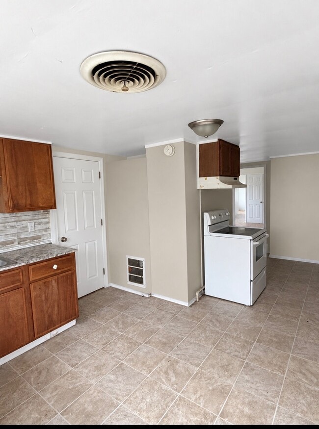 1233 W Monroe St Unit Upper