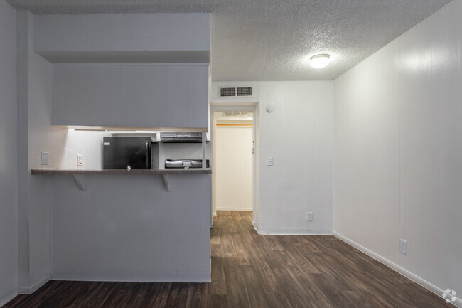 Studio, 1BA - 388 SF - The Residences at Camelback West Apartments