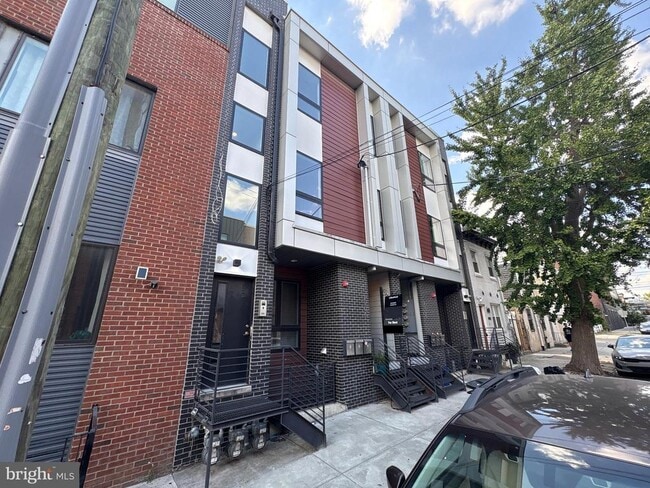 Building Photo - 1906 E Hagert St Unit B