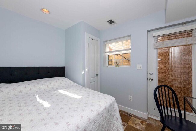 Photo - 514 Hobart Pl NW Unit 1