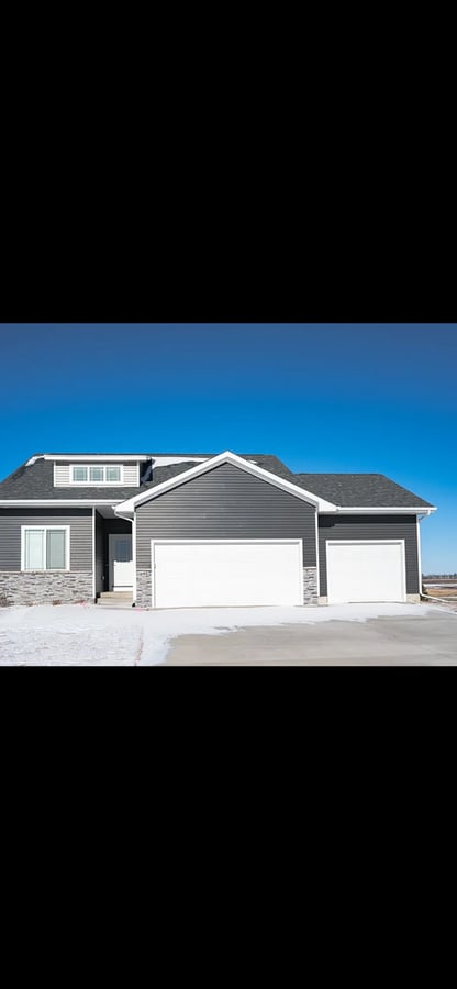Beautiful 4 Bedroom Home! 3 Car Garage - Beautiful 4 Bedroom Home! 3 Car Garage