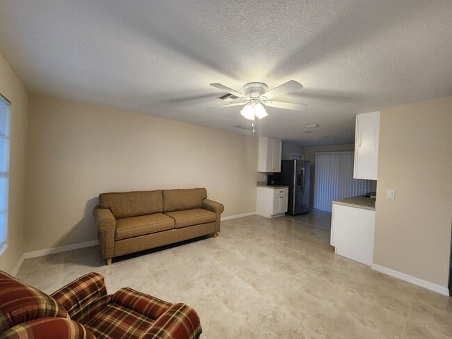 Cozy Duplex in the Beautiful Buckingham Area