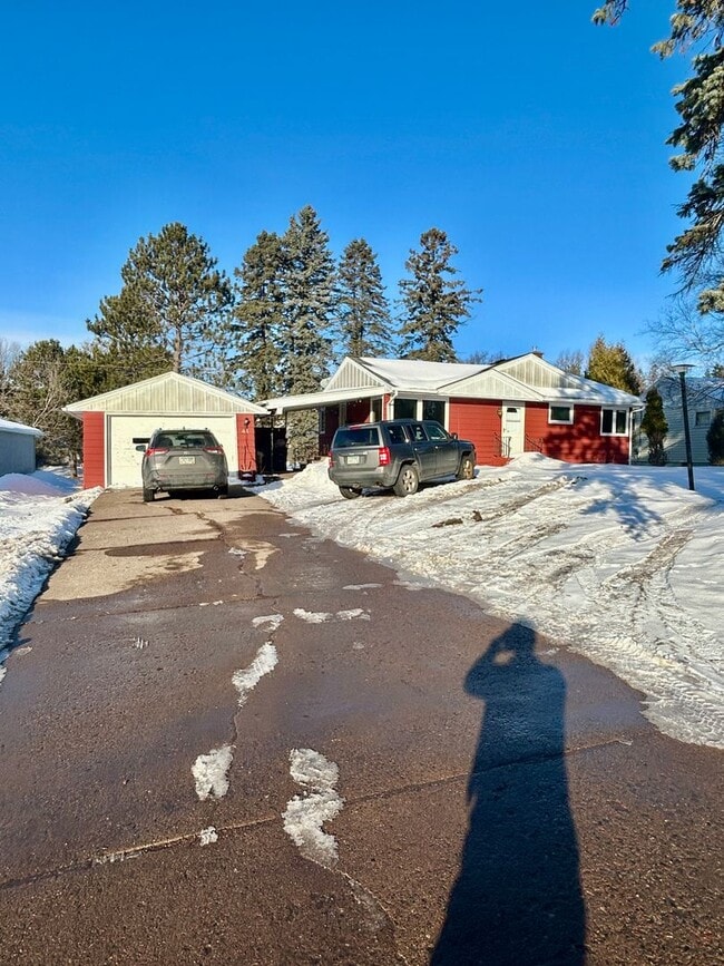 Photo - AVAILABLE JUNE - Nice 5 Bed 2 Bath Near Campus w/ OSP & Huge Yard