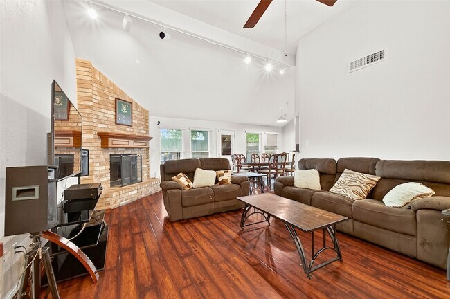 Photo - 15343 Meadow Village Dr