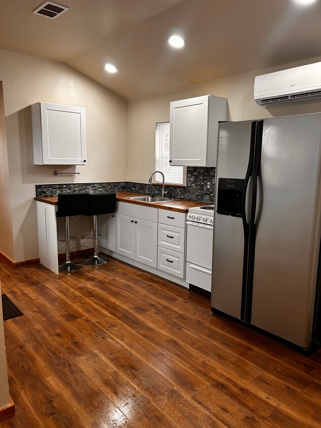 Photo - 225 N Hickory St