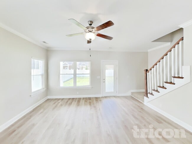 Photo - 607 Gallant Way