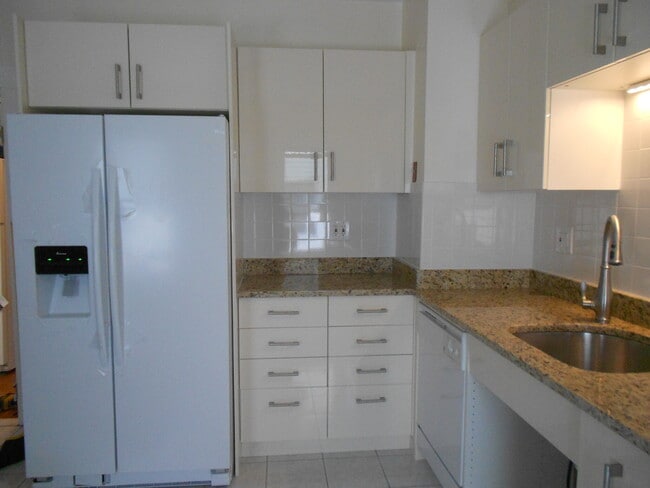Building Photo - 63 Fairbanks St Unit 2J