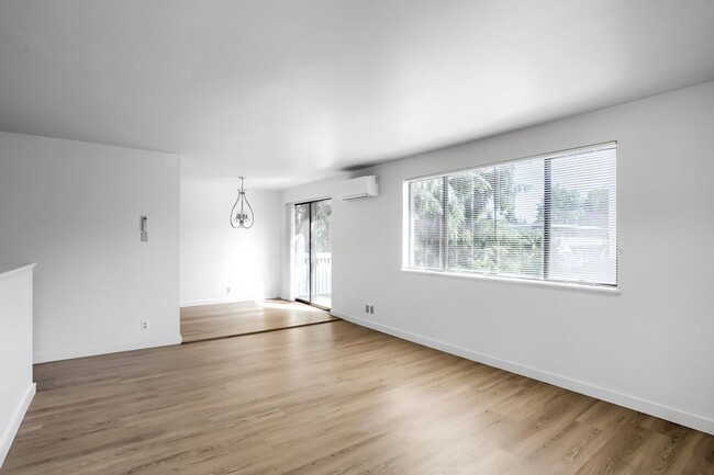 Photo - 12737 Greenwood Ave N Unidad B