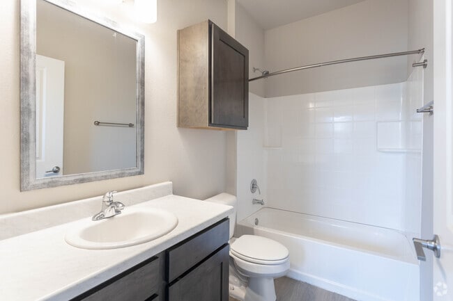 2HAB, 2BA - 869 ft²