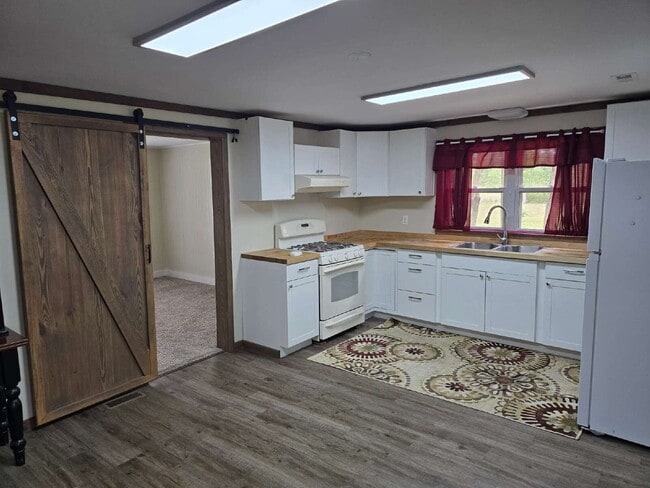 Photo - 844 Old Church Rd