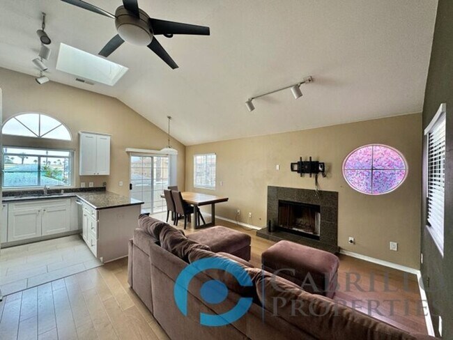 Photo - 1070 Felspar St