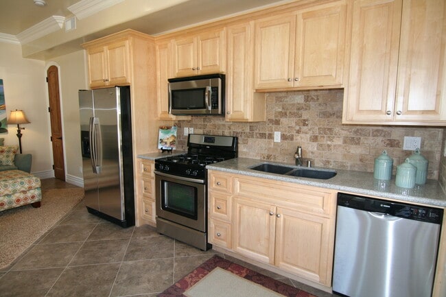 Building Photo - Charming 1 Bed / 1 Bath Duplex Close To Ca... Rental