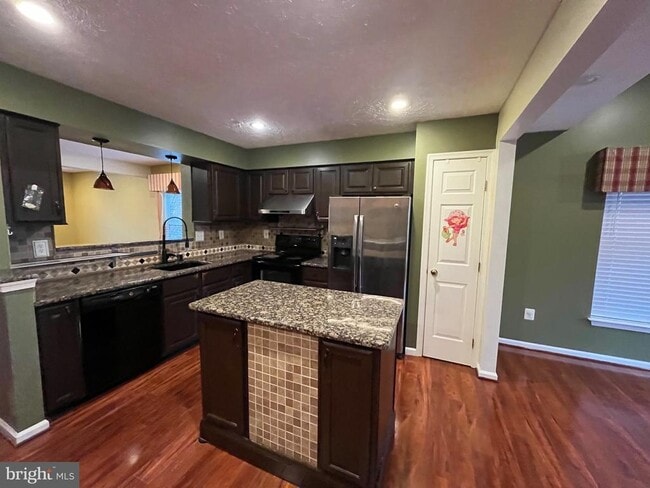 Photo - 283 Point to Point Square