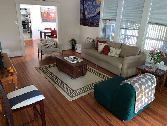 Photo - 909 W 30th St