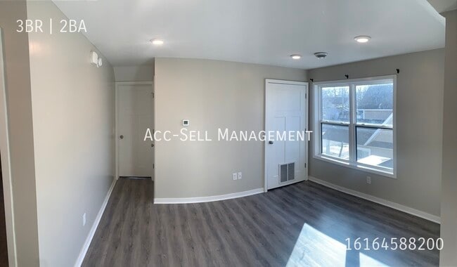 Photo - 227 Dale St NE Unit 2