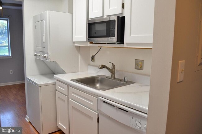 Building Photo - 1523 Colonial Dr Unit 201 Rental