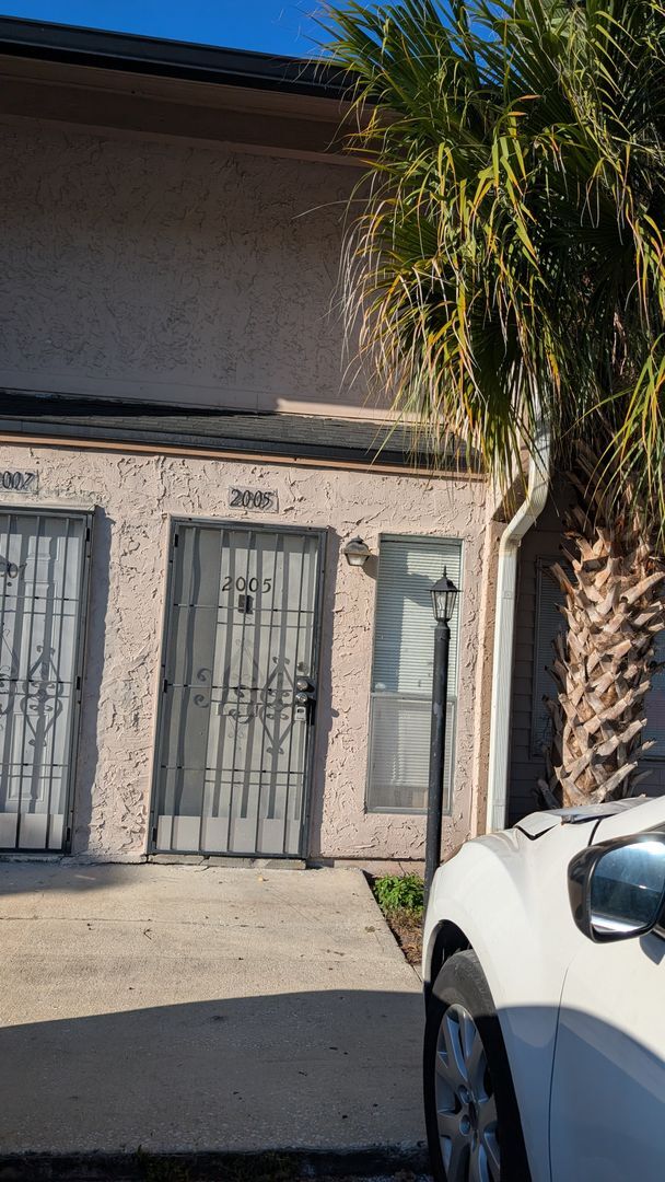 Building Photo - Two Bedrooms with terrace and fenced patio...