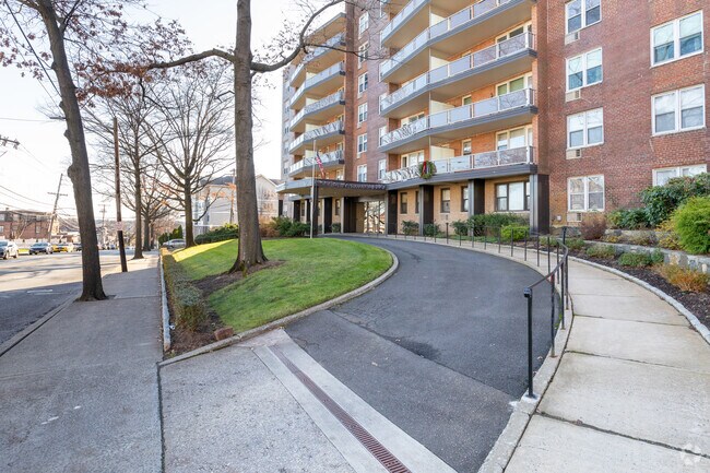 Photo - Summit Apartments