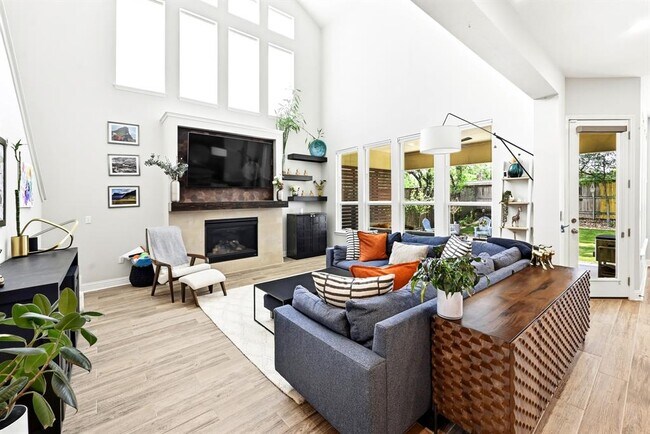 Photo - 8900 Jodie Ln