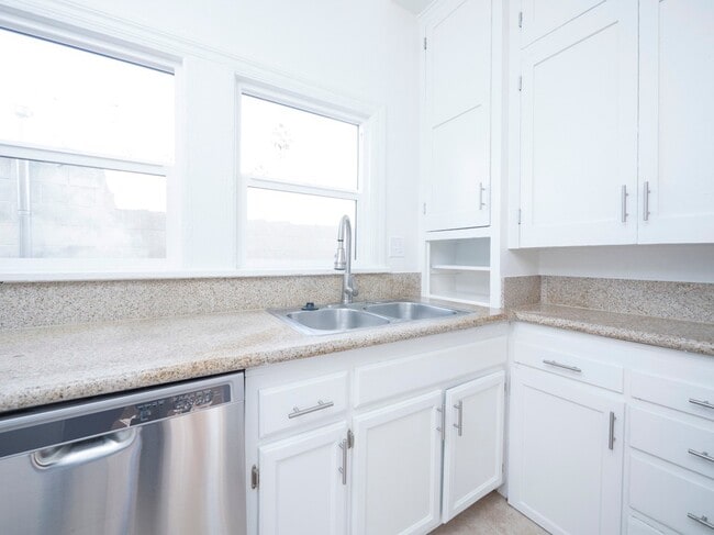 Photo - 5225 De Longpre Ave