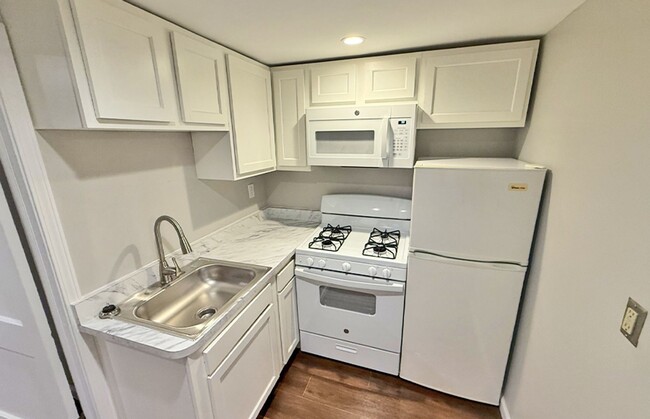 Building Photo - 458 Wood Ave Unit 458-05
