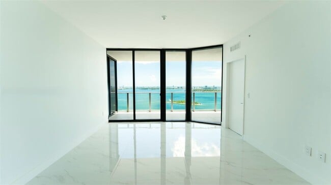 Photo - 700 NE 24th St Unidad 2605