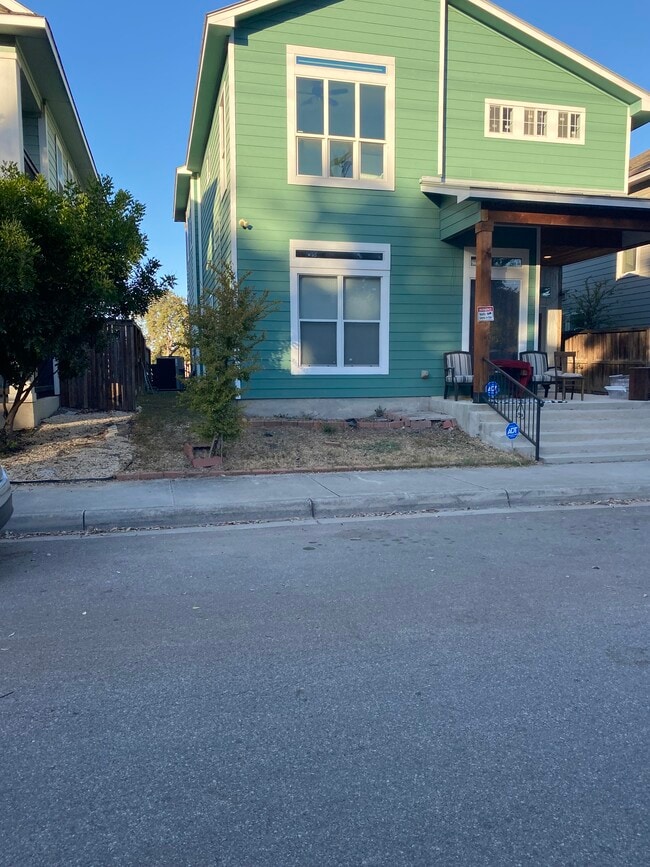 Building Photo - 643 Leigh St