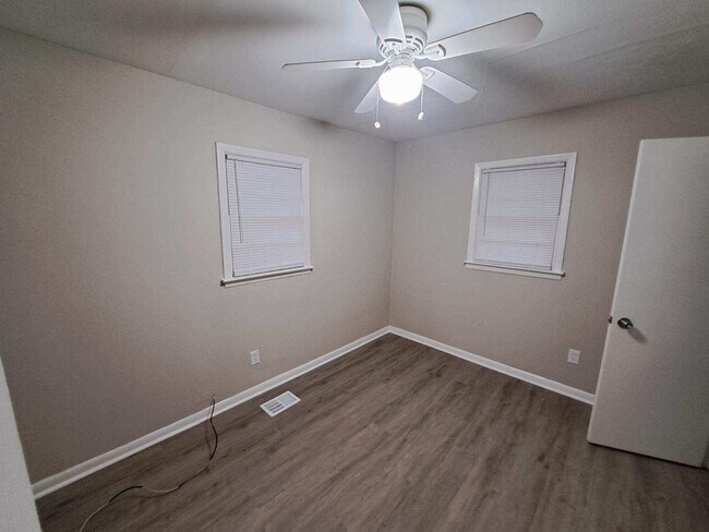 Photo - Cozy 3 bedroom with huge yard in College P...