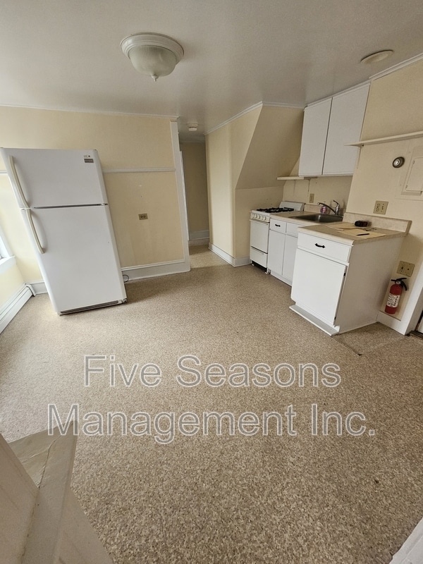 Photo - 465-467-467 Colchester Ave