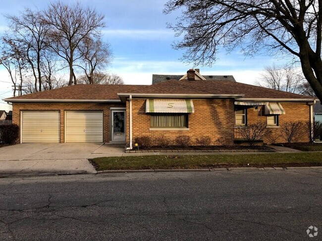 Building Photo - Spacious Single Family Home!