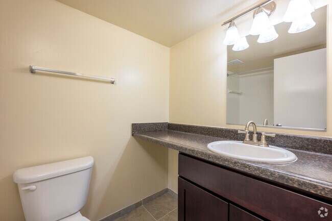 2BR, 2BA – 997SF - Bathroom