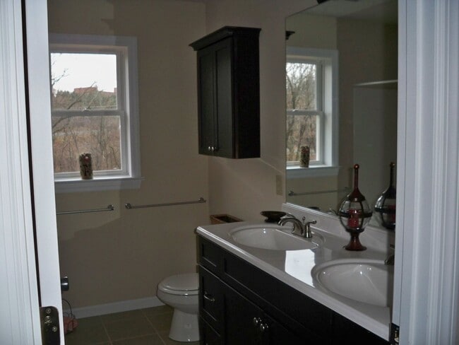 Spacious 4 bedroom Bellefonte house availa... - Spacious 4 bedroom Bellefonte house availa...