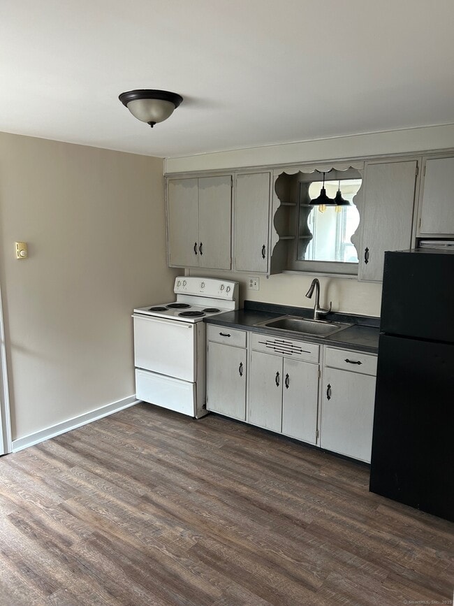 Building Photo - 213 Providence St Rental