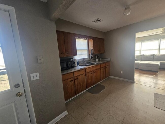 Photo - 504 Baker St