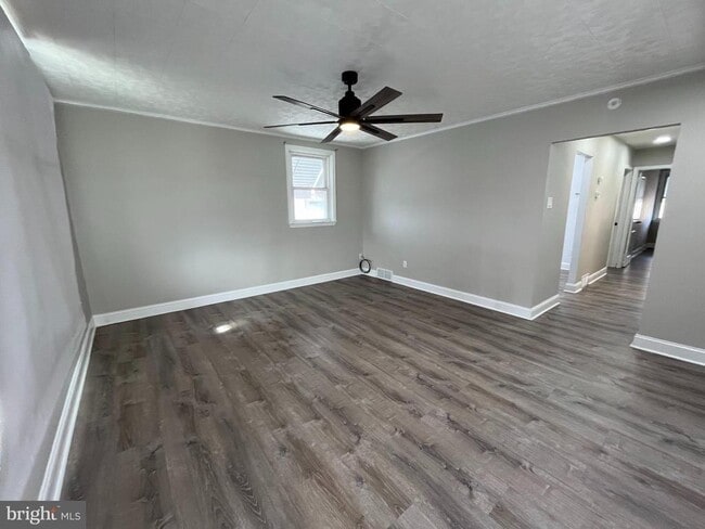 Building Photo - 1113 E Hunting Park Ave