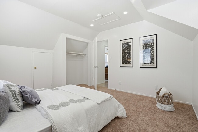 Photo - 5880 Olinda Rd