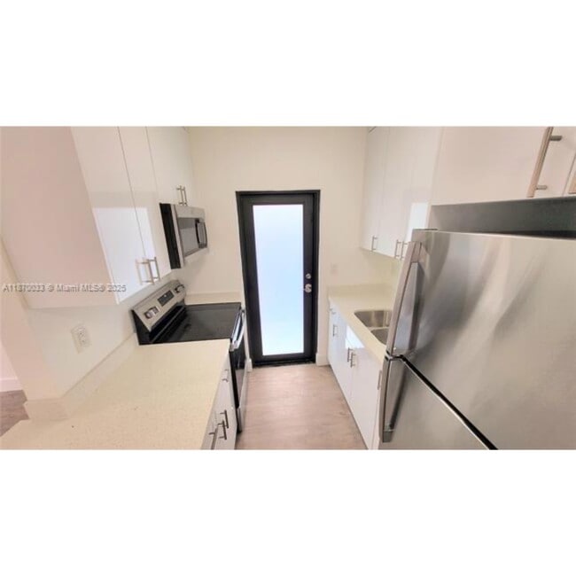 Photo - 681 NW 30th St