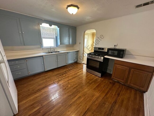 Photo - Cozy 2 Bed 1 bath house with detached garage and central Heat and air and washer/dryer hookups in...