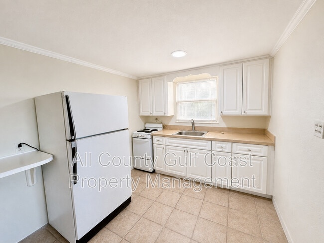 Photo - 832 Pine St