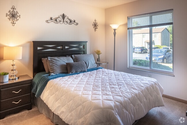 2BR, 1BA - 911SF - Primary Bedroom
